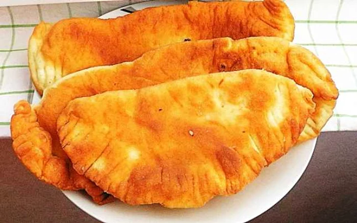 Un aperitiv deosebit de apreciat, langoşi cu brânză se prepară rapidFOTO: adevarul.ro