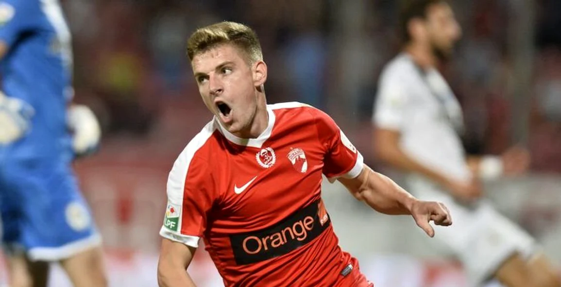 Vali Lazăr, pe când dădea goluri la Dinamo, în loc să arunce chiloți pe iarbă.