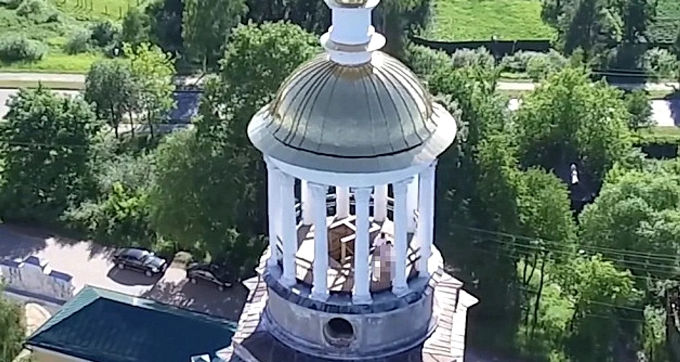 
    Un cuplu a fost filmat cu o dronă în timp ce făcea sex în turnul bisericiiFoto Daily Mail  