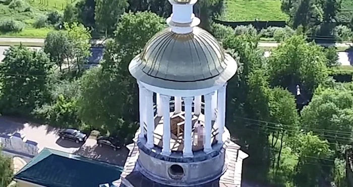 Un cuplu a fost filmat cu o dronă în timp ce făcea sex în turnul bisericiiFoto Daily Mail
