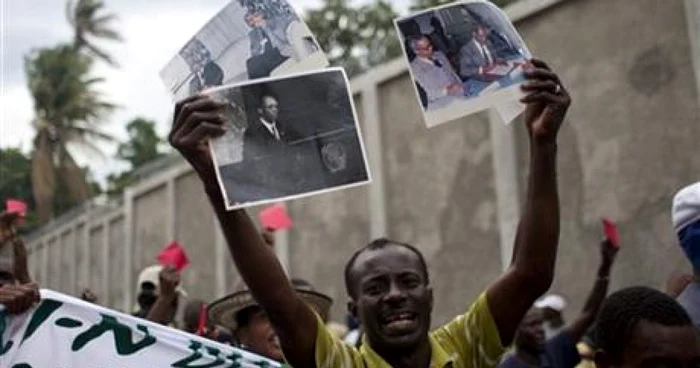 Haitienii protestează împotriva Guvernului                                      FOTO Associated Press