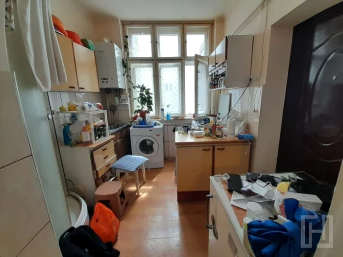 Dușul este vis-a-vis de frigider și de ușa de intrare. FOTO: Habitas