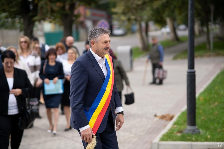 Primarul din Bușteni, cercetat penal după ce ar fi bătut o angajată. Edilul neagă agresiunea