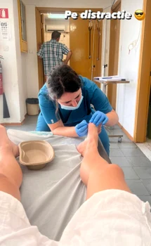 „Sunt la doctor. Am călcat aici în mare în arici de mare și trebuie să-mi scoată țepii", ne-a spus artista