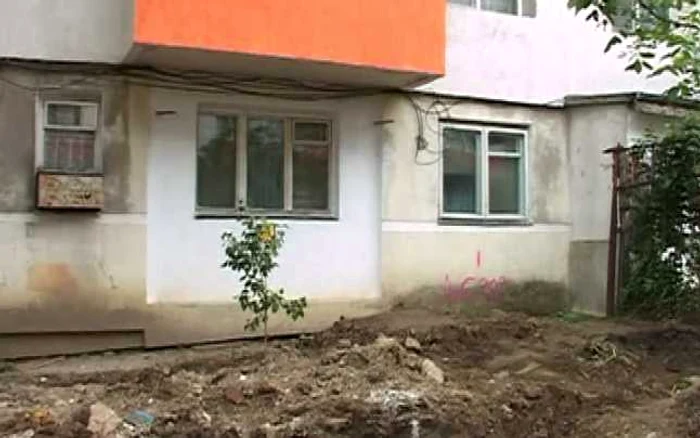 În unele zone utilajele au săpat la un metru de bloc