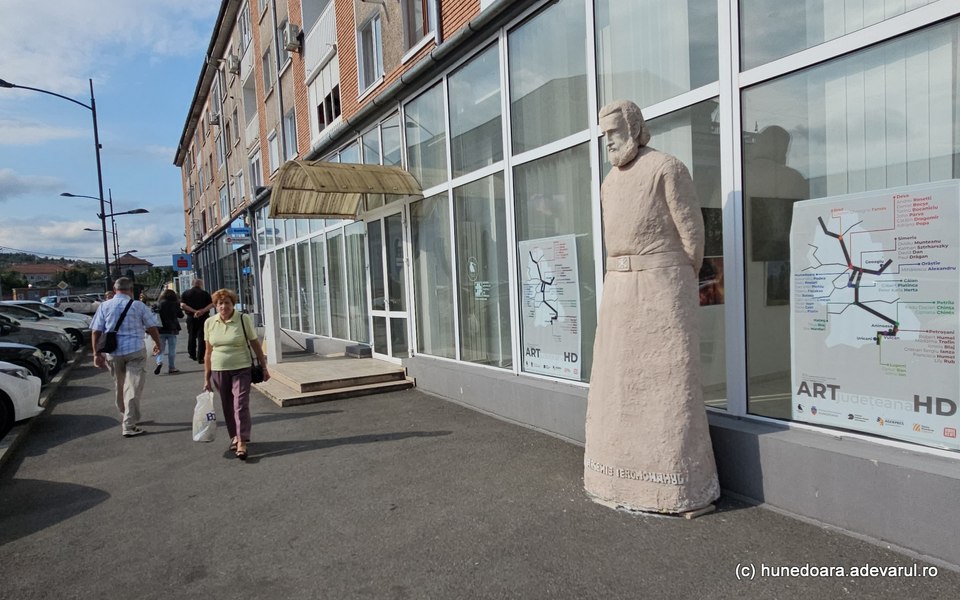 Misterul statuii lui Arsenie Boca din Hunedoara. Localnicii au rămas uimiți de lucrarea de artă VIDEO