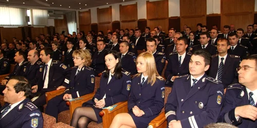 Sute de poliţişti argeşeni au fost avansaţi în grad (foto arhivă)