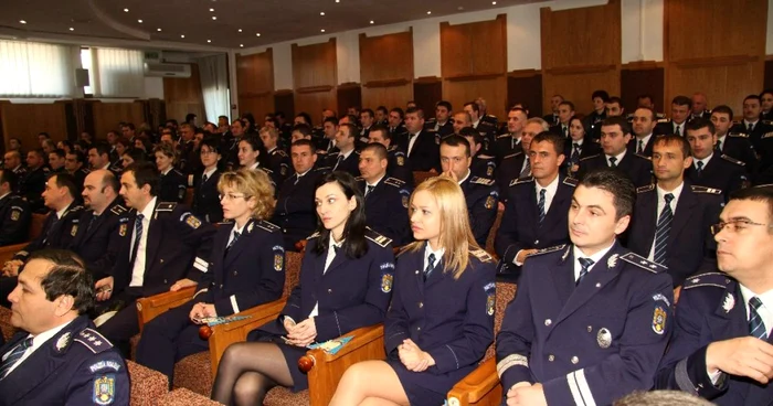 Sute de poliţişti argeşeni au fost avansaţi în grad (foto arhivă)