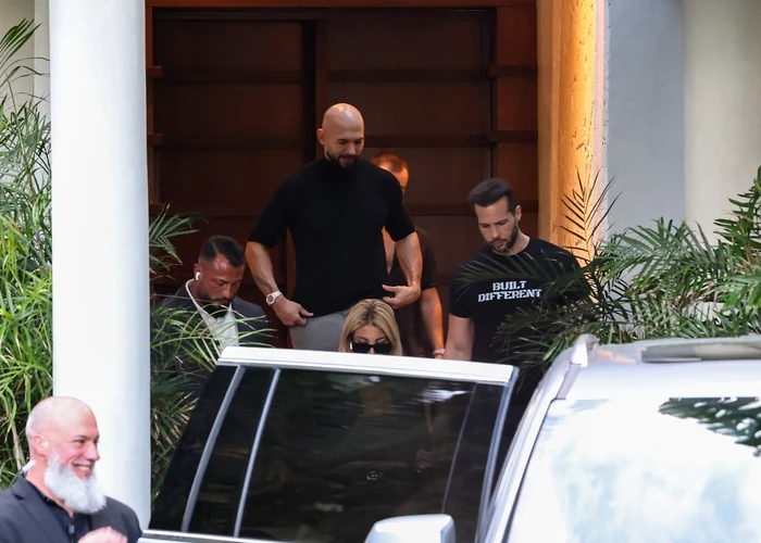 Andrew a purtat şi la vilă aceleaşi haine ca la aeroport. Foto: Profimedia