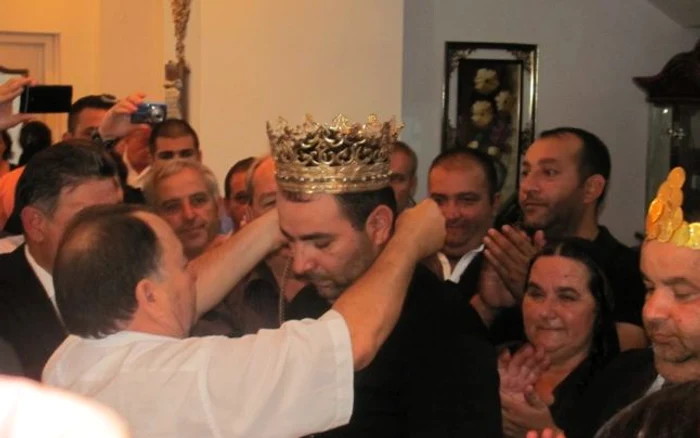Încoronarea regilor Dorin şi Daniel Cioabă ca regi, după moartea tatălui lor. (Foto: Ramona Găină/Adevărul)