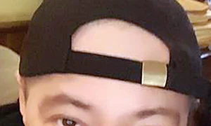 Își acoperă capul cu eșarfe și cu șepci jpeg