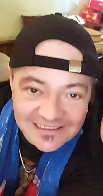 Își acoperă capul cu eșarfe și cu șepci