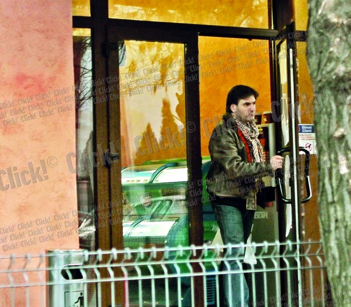 
    Prezentatorul de la TVR 1 iese din cofetărie mulţumit, cu plasa plină (fotografii: Mihai Ionescu)  