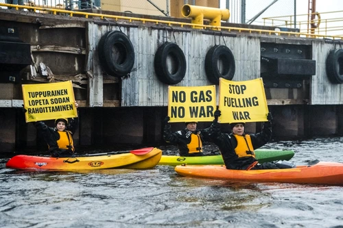 Activiști Greenpeace au blocat un transport de gaz lichefiat FOTO AFP / Greenpeace/ Lehtikuva 