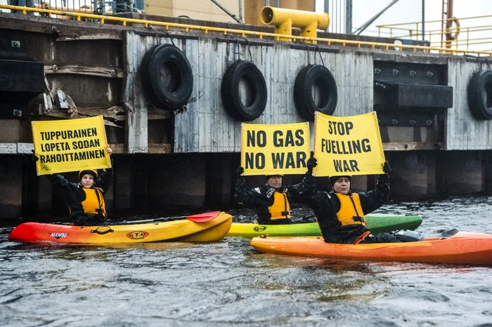 Activiști Greenpeace au blocat un transport de gaz lichefiat FOTO AFP / Greenpeace/ Lehtikuva