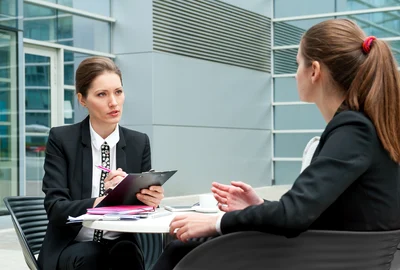 Femei conversatie Foto shutterstock 327882299 jpg