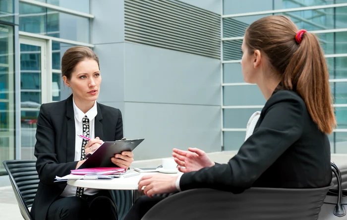 Dacă ceri un sfat interlocutorului îi lași o impresie mai bună decât dacă te lauzi FOTO Shutterstock