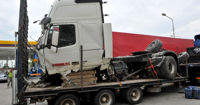 TIR-ul macedonian care s-a ciocnit de Mercedes-ul lui Alin Popa