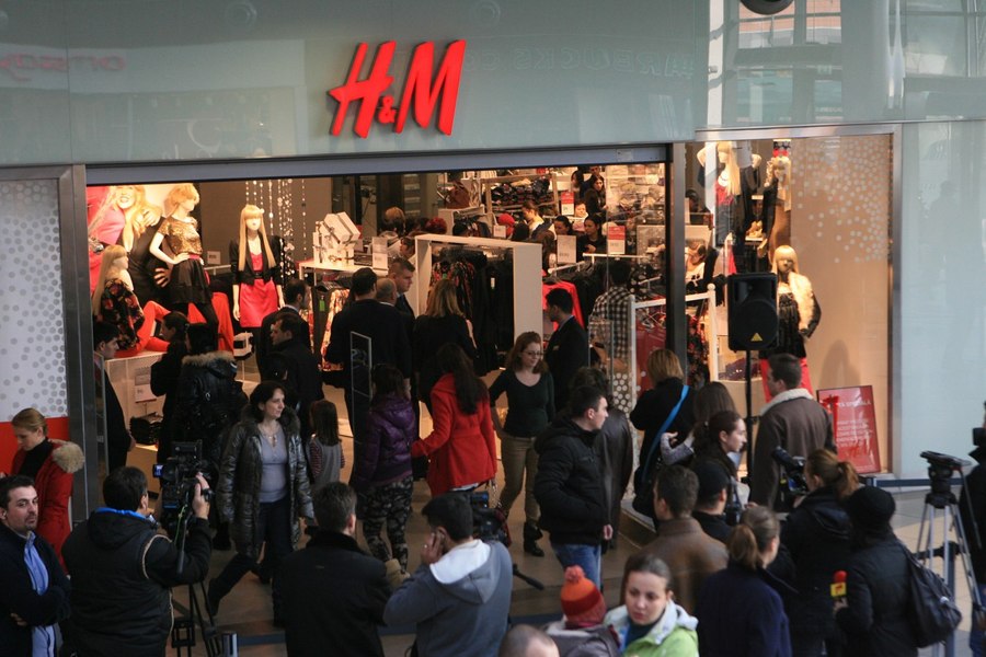 După Zara, și H&M se lansează în vânzarea de haine second hand
