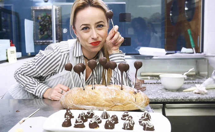 
    Fulgii de  ciocolată se  cumpără  separat  