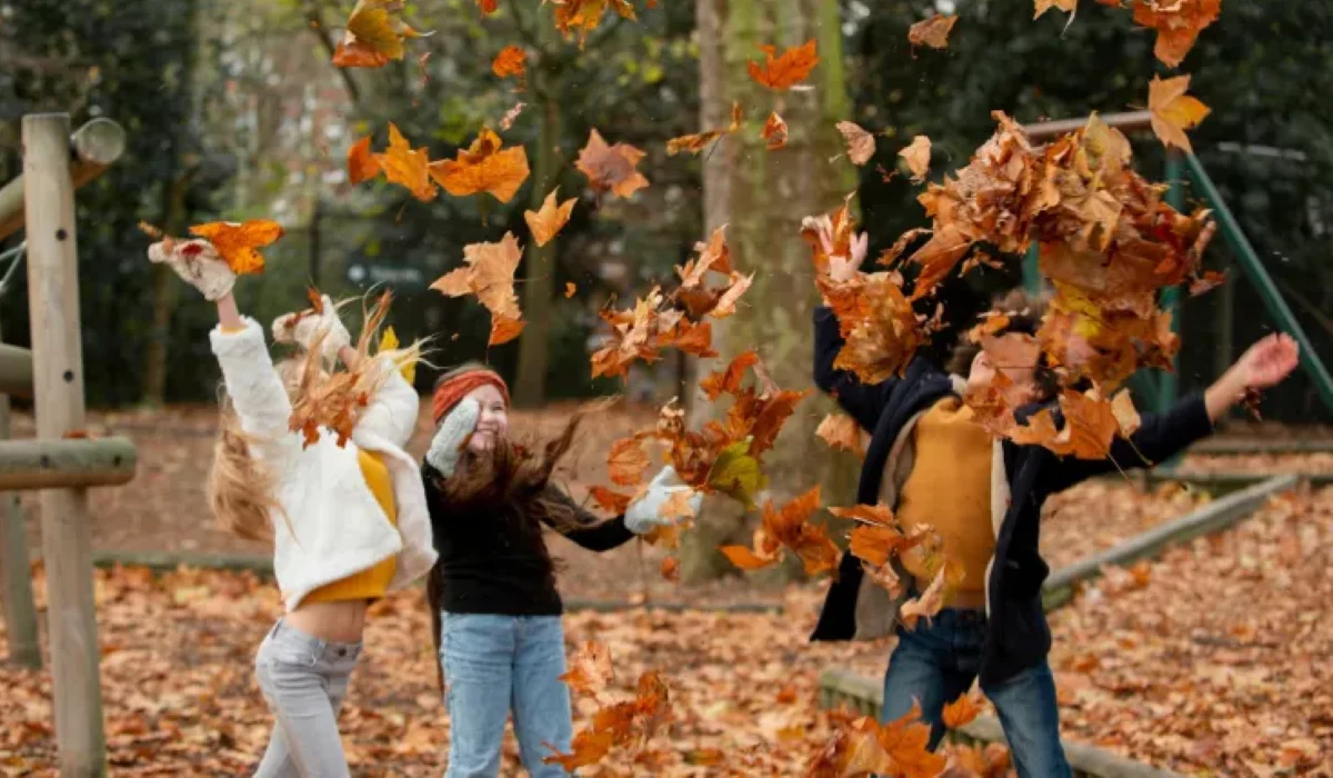 Elevii intră vineri în vacanța de toamnă. Calendarul complet al anului școlar 2025-2026