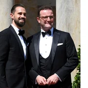 Spahn (dreapta) împreună cu soțul său Daniel Funke jpg