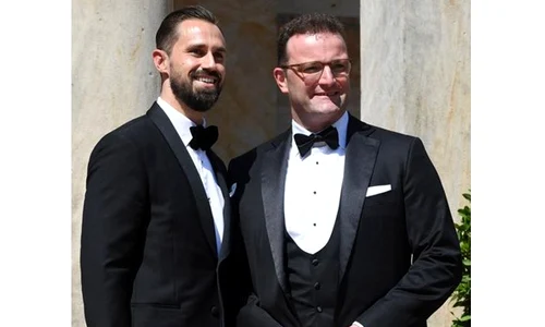 Spahn (dreapta) împreună cu soțul său Daniel Funke jpg