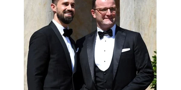 Spahn (dreapta) împreună cu soțul său Daniel Funke jpg