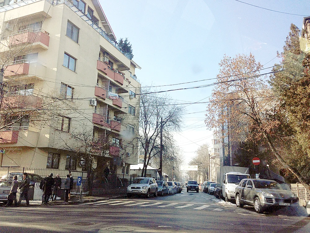 Ieri, cântăreaţa a ieşit  dintr-un bloc cu  apartamente de închiriat
