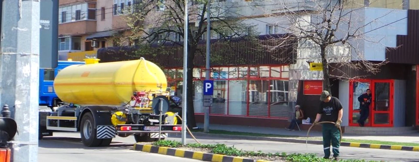 La Focşani, florile sunt irigate cu furtunul