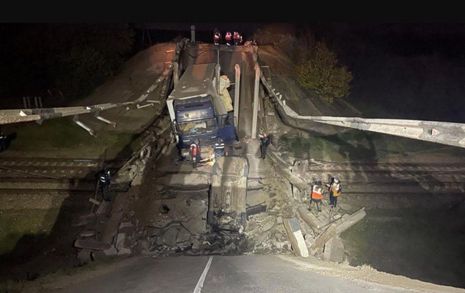 Pod cheie pentru transporturile militare ruse, prăbușit în Crimeea