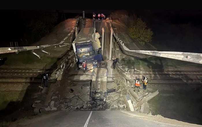 Un pod din Crimeea s-a prăbușit peste o linie ferată care transporta provizii militare FOTO via RBC