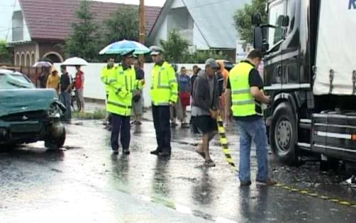 Autoturismul a fost proiectat pe sensul opus de mers, unde s-a izbit de al doilea TIR