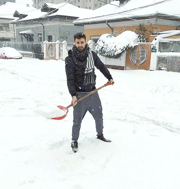 Liviu Teodorescu le-a amintit fanilor  că trebuie să îşi  deszăpezească  zona în care locuiesc