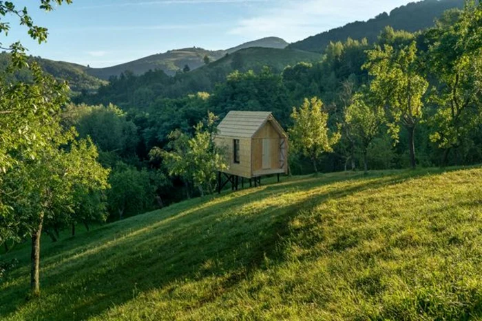 eco tiny house Căsuţa este construită pe un teren de 15.000 mp, unde vor fi ridicate şi altele