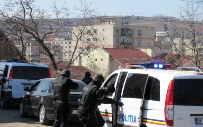 Cei doi bărbaţi au fost reţinuţi pentru 24 de ore FOTO: Adevărul