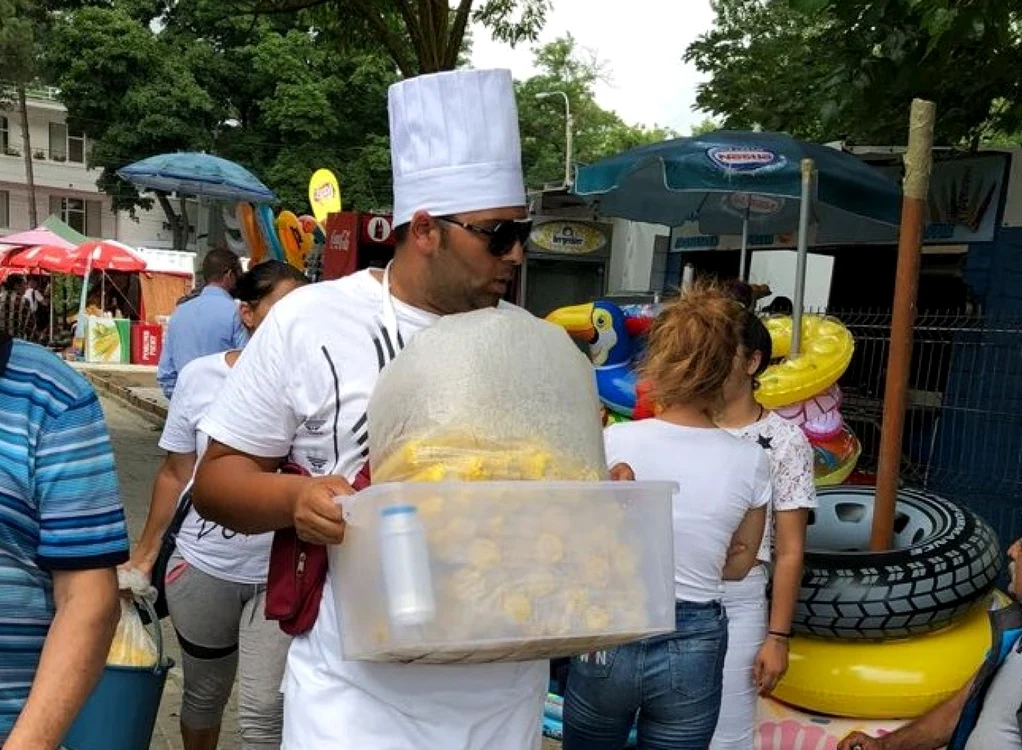 Vânzător de porumb fiert pe plajă                                             FOTO CJPC Constanţa
