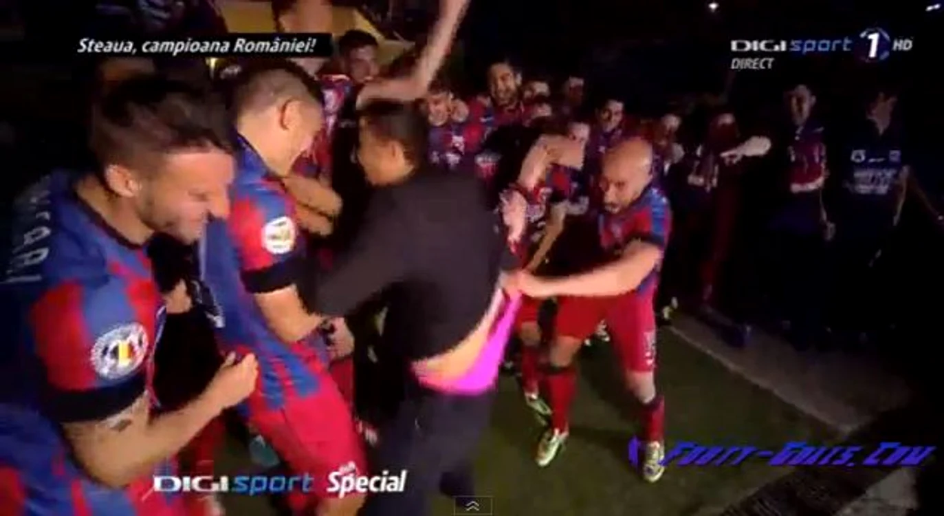 
    Marian Codîrlă a fost în centrul evenimentele de pe Arena Naţională (foto Youtube)  