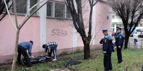 Poliţiştii au scos ieri cadavrul bărbatului din canal