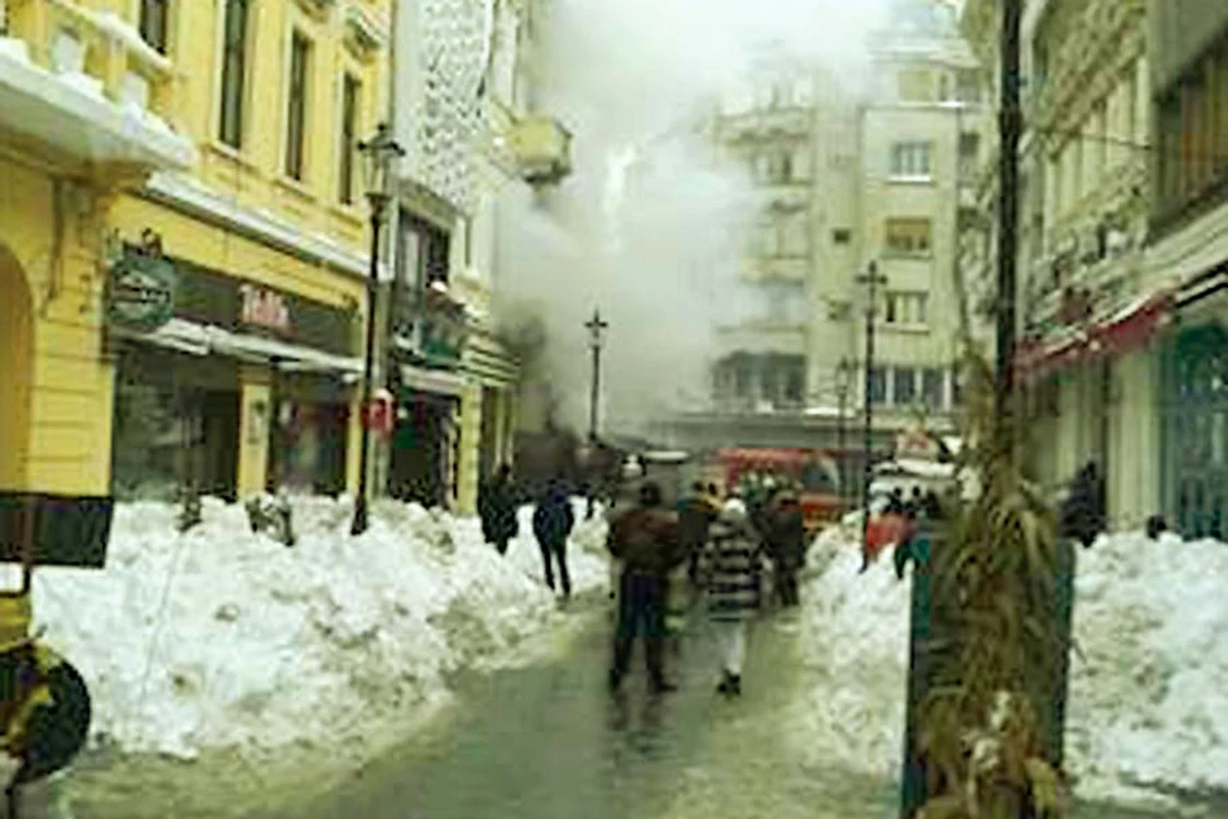 Incendiul a izbucnit  din cauza unei hote  de bucătărie defecte
