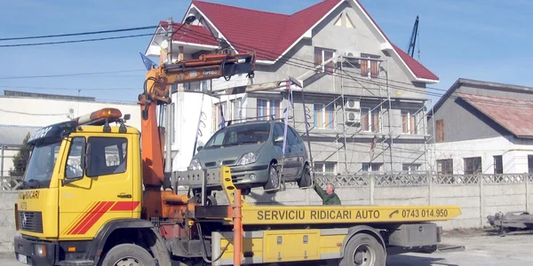 A fost ridicată prima maşină parcată aiurea