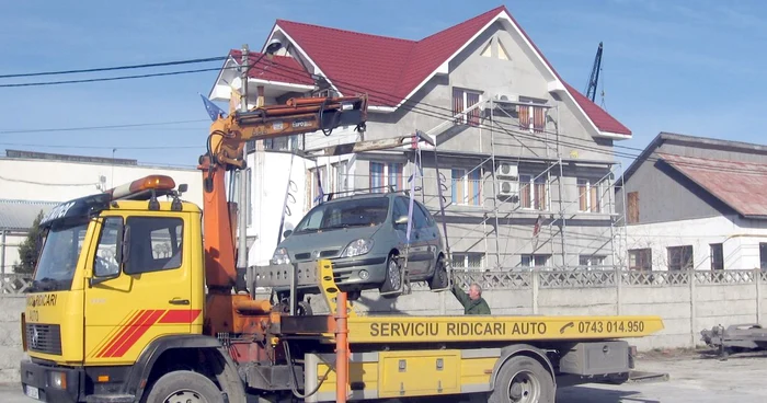 A fost ridicată prima maşină parcată aiurea