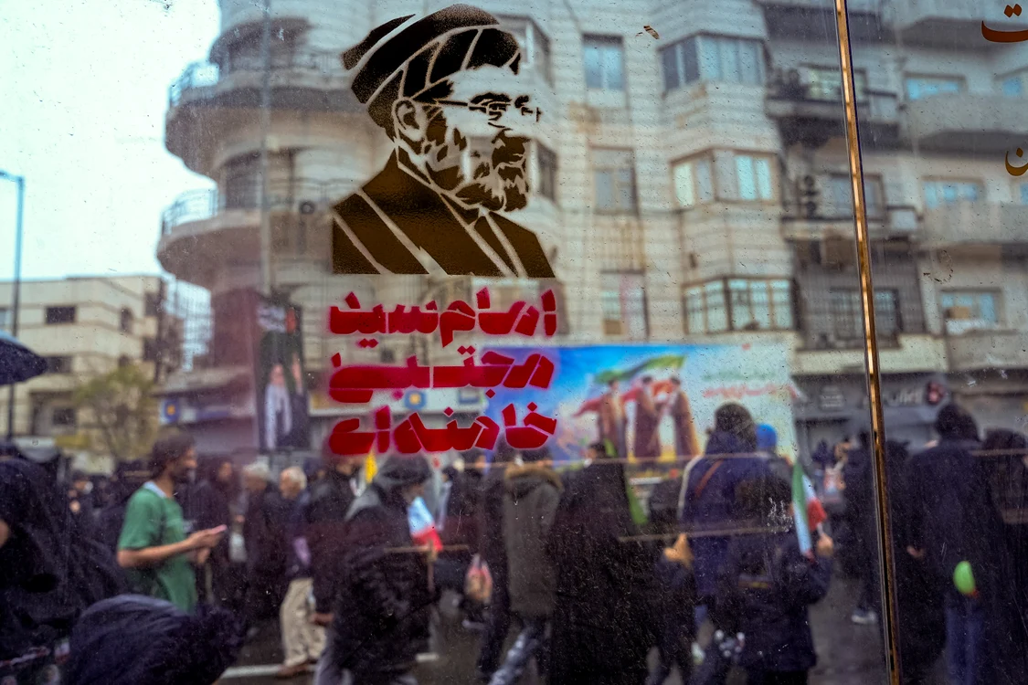 Graffiti cu noul lider suprem al Iranului pe un imobil din Teheran/FOTO:Profimedia