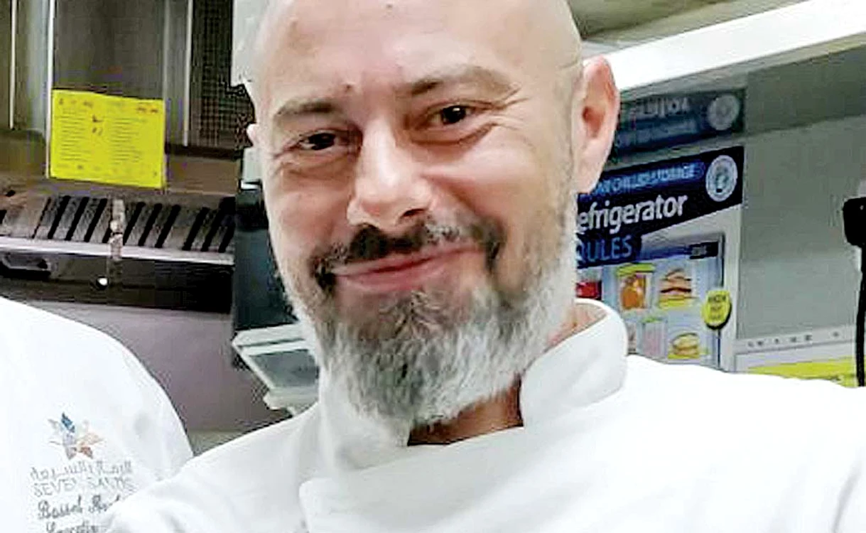 
    A gătit mai multe reţete locale  