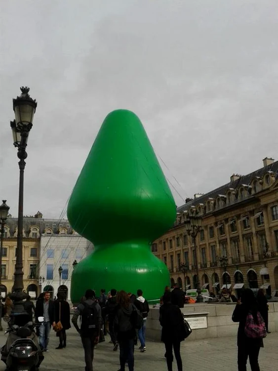 
    Sculptura este inspirată de un pom de Crăciun şi o jucărie eroticăFoto: Twitter  