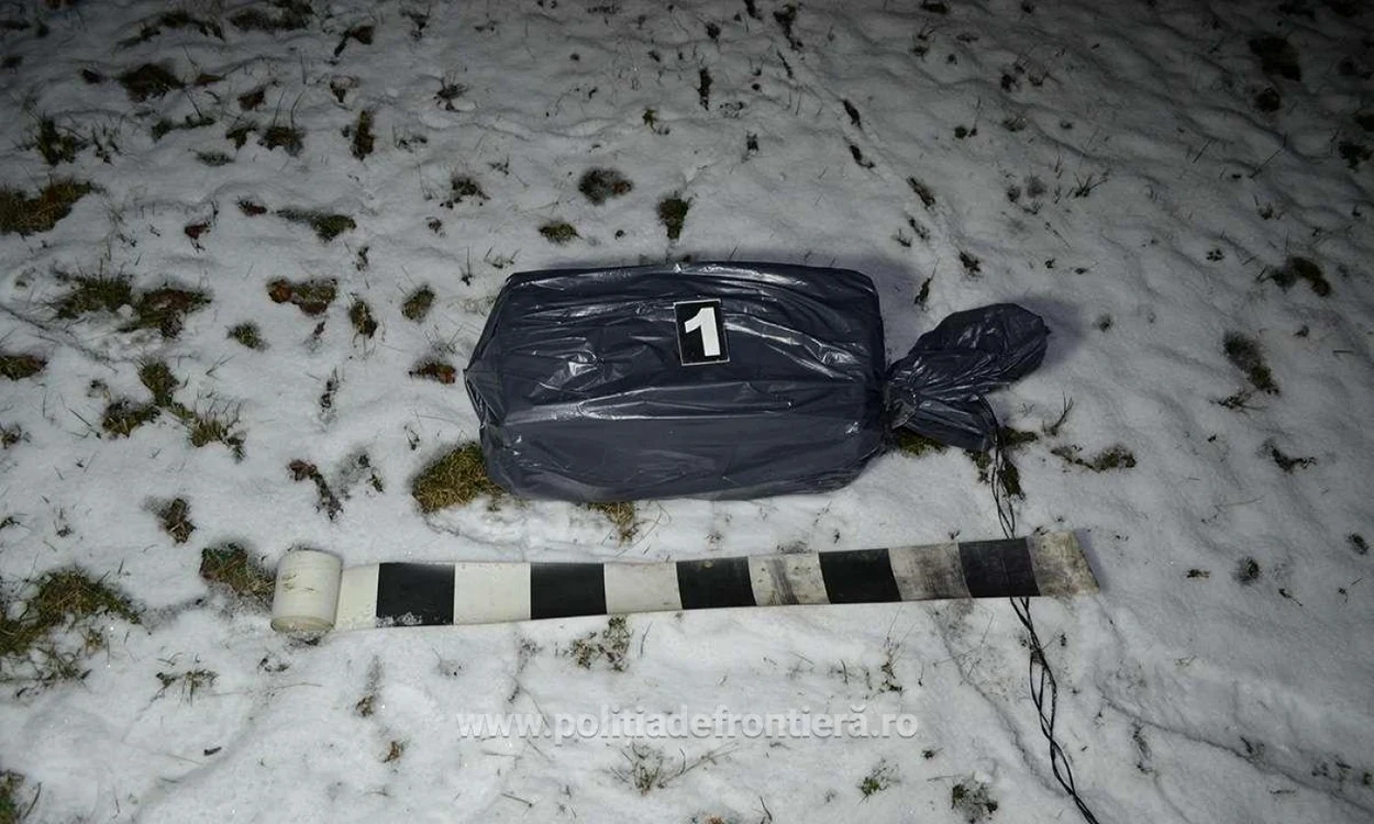 Coletul cu ţigări găsit de poliţiştii de frontieră. FOTO: Poliţia de Frontieră