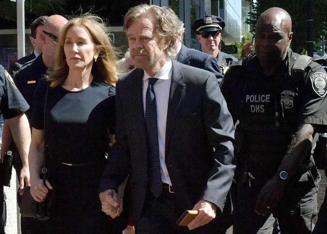 
    Felicity Huffman a fost însoțită la tribunal de soțul ei, actorul William H. Macyfoto: Getty Images  