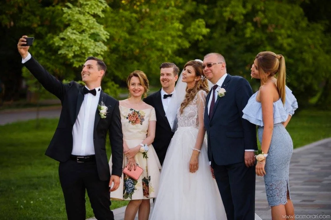 Ionel Bogdan (foto stânga), alături de Radu Negulescu şi Dan Mihalache (foto dreapta) la nuntă. FOTO: Facebook