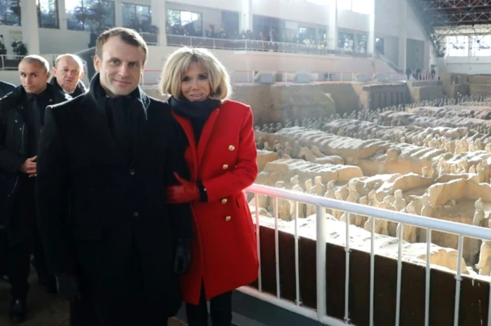 Brigite şi Emmanuel Macron, în vizită la soldaţii de teracotă din oraşul chinez Xi’an
