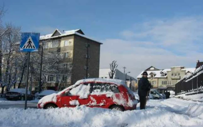 Pietrenii şi-au scos maşinile din nămeţi 